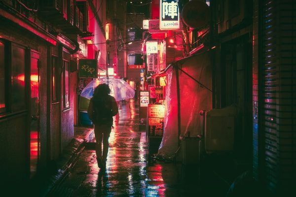 我爱我家北京旗舰门店外观，霓虹绿品牌标识在夜晚商务街区醒目亮起，门店内灯火通明顾客络绎不绝